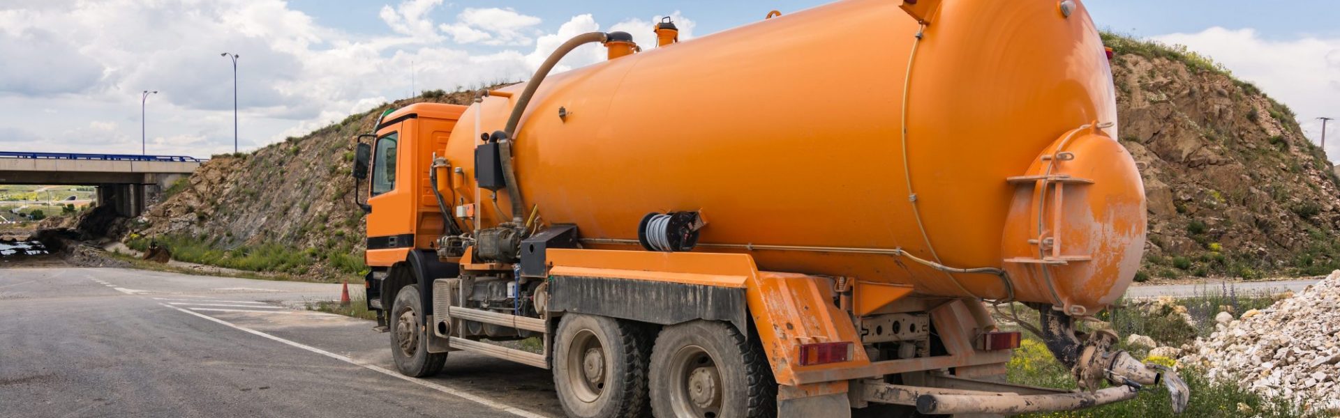 Tank truck to transport water or liquids for construction